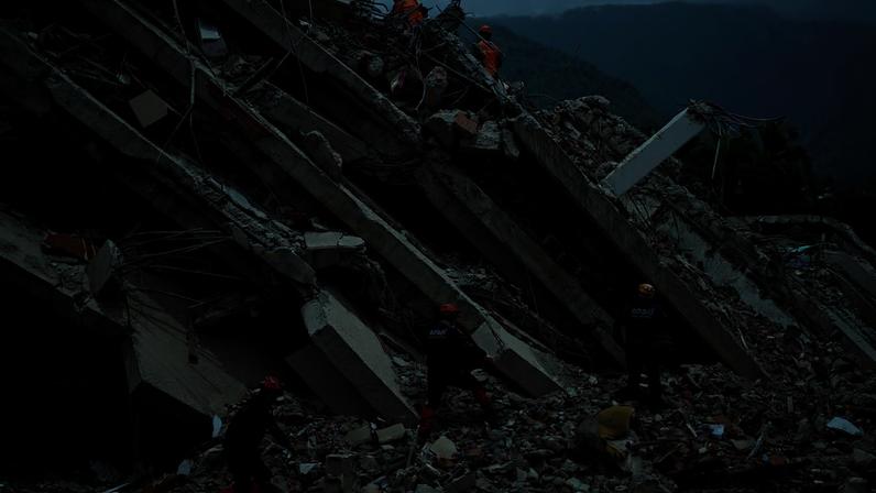 Complexo habitacional, em Caracas, Venezuela, após o terremoto de magnitude 7,2 atingir o país e outras regiões do Caribe