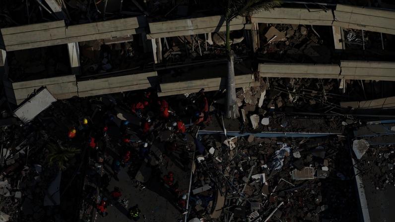 Complexo habitacional, em Caracas, Venezuela, após o terremoto de magnitude 7,2 atingir o país e outras regiões do Caribe