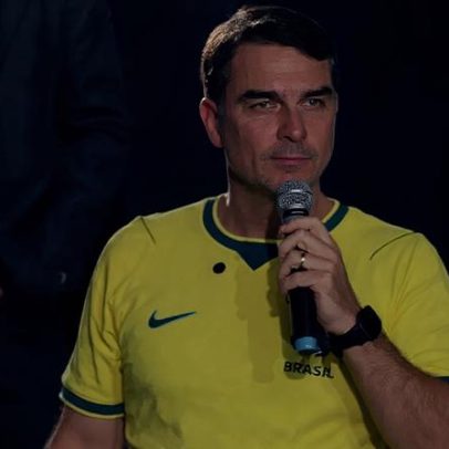 Flávio Bolsonaro vê risco de vitória de Lula e pede adiamento de tarifaço aos EUA