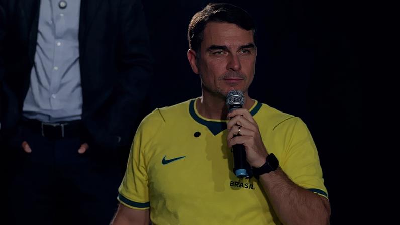 Flávio Bolsonaro vê risco de vitória de Lula e pede adiamento de tarifaço aos EUA