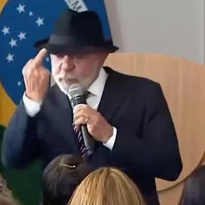 Lula mostra dedo do meio durante discurso no Palácio do Planalto