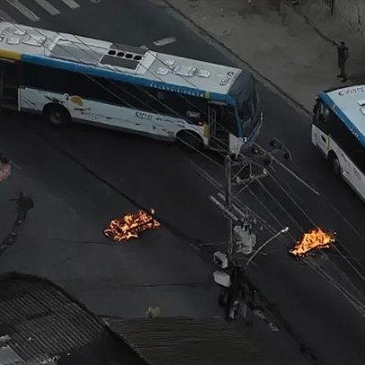 Traficantes na Cidade de Deus usam ônibus e barricadas em chamas