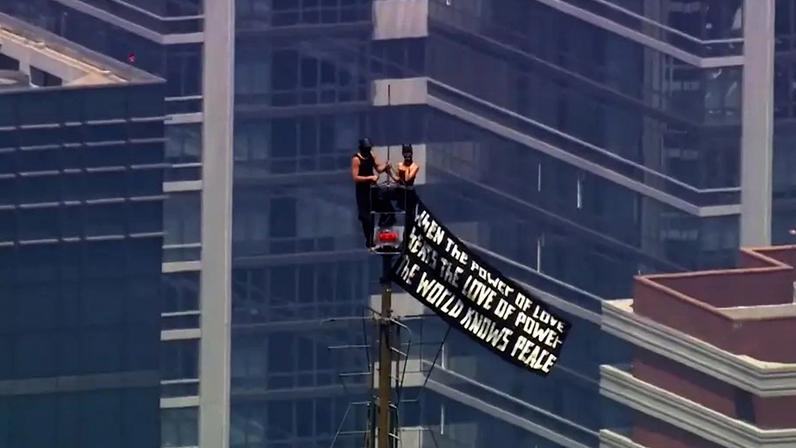 Policial escala Empire State Building para deter casal que subiu ao topo