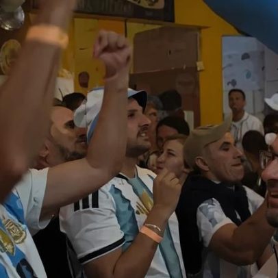 Torcedores vibram com gol da Argentina contra Cabo Verde em bar de SP