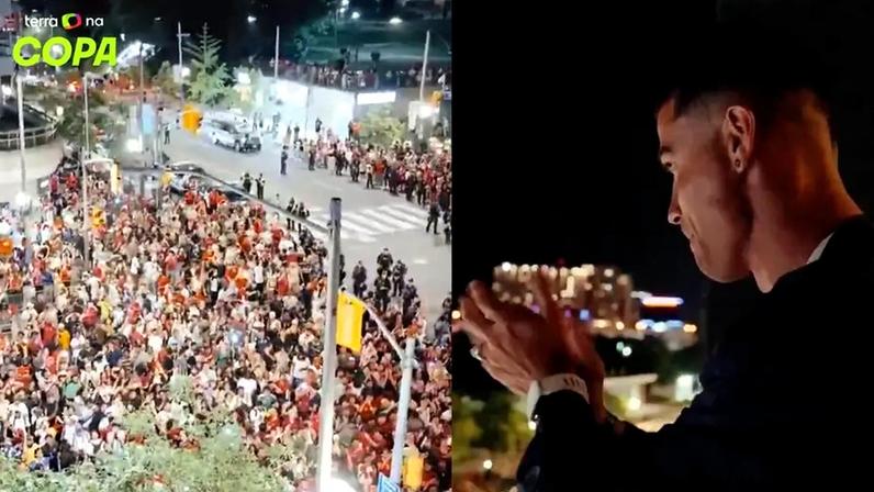 Cristiano Ronaldo celebra classificação na varanda de hotel em clima de festa