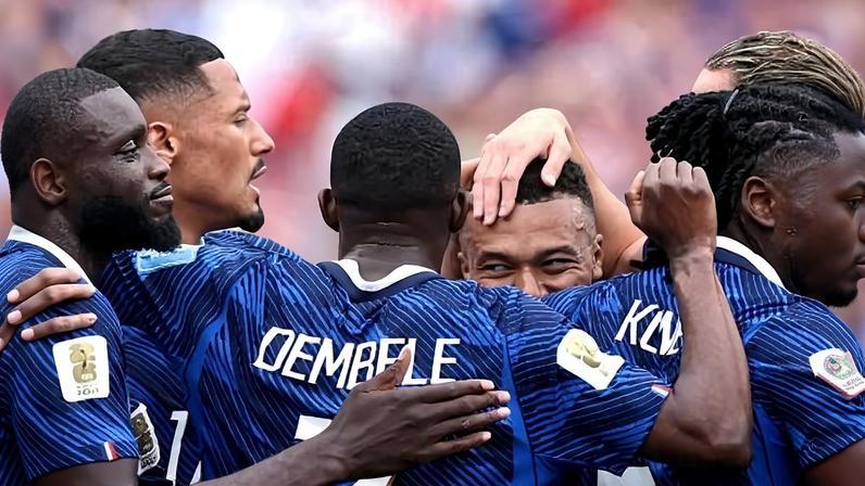 Time da França comemora gol de Mbappé contra o Iraque, pela Copa do Mundo