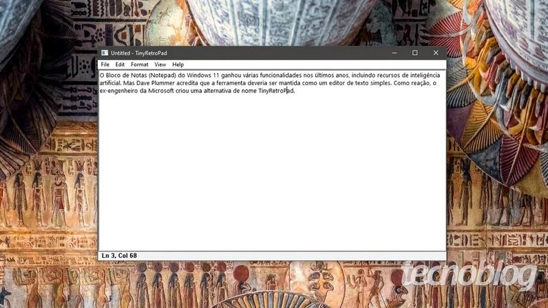 Notepad clássico à esquerda, TinyRetroPad à direita (imagem: Emerson Alecrim/Tecnoblog)