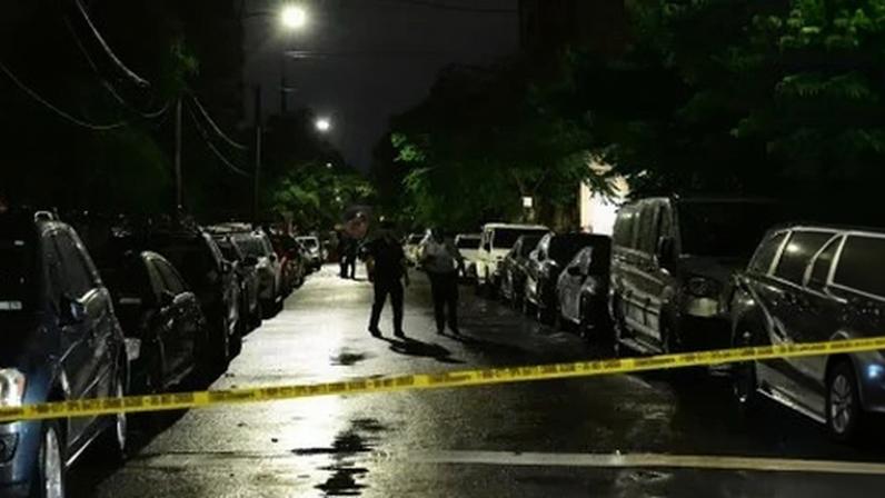 Agentes do Departamento de Polícia de Nova York (NYPD) trabalham no local onde oito pessoas, incluindo quatro crianças, foram baleadas durante um churrasco de 4 de julho no bairro de Coney Island, no Brooklyn.