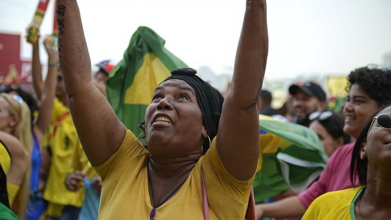 Torcedores comemoram gols do Brasil contra a Coreia do Sul pela Copa do Mundo 2022, no Fifa Fan Festival, em Copacabana, no Rio de Janeiro