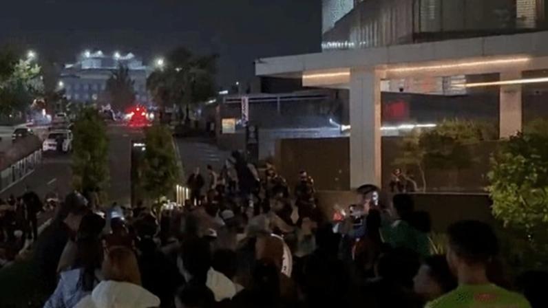 Torcedores do México em frente ao hotel da seleção da Inglaterra