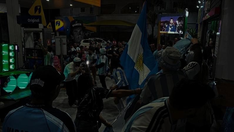 Torcedores da Argentina festejando em frente ao bar Moocaires em São Paulo (Imagem: Rafaela Cardoso/ Lance!)