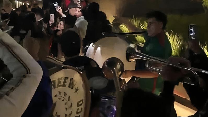 Torcida do México faz festa perto de hotel da Inglaterra