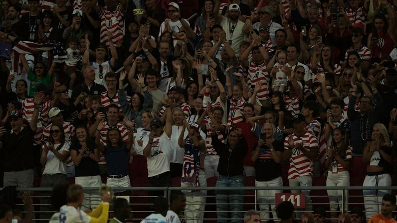 Jogadores da seleção dos Estados Unidos comemoram classificação com a torcida — Foto: Reuters/Darren Yamashita