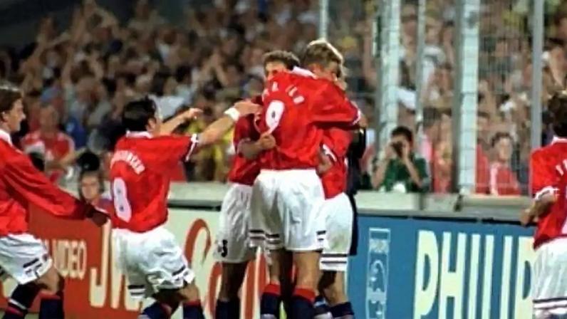 Tore André Flo marca gol contra o Brasil