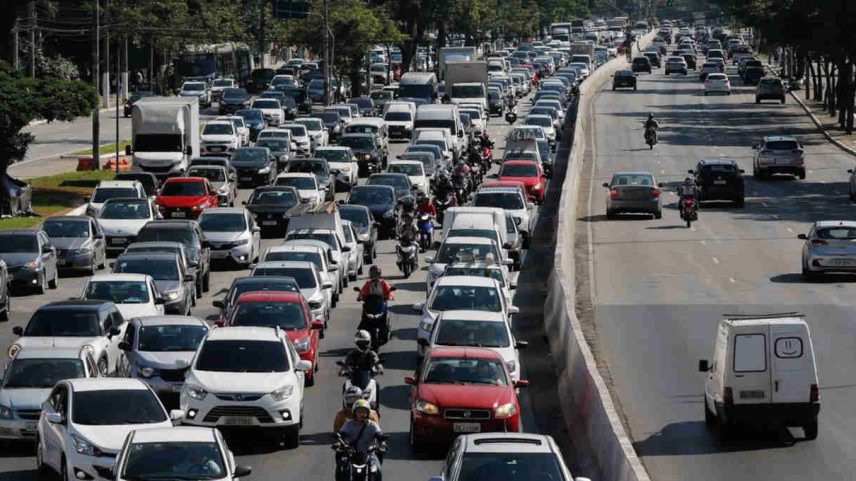 Vai pegar a estrada? Veja os melhores horários para viajar no feriado em SP