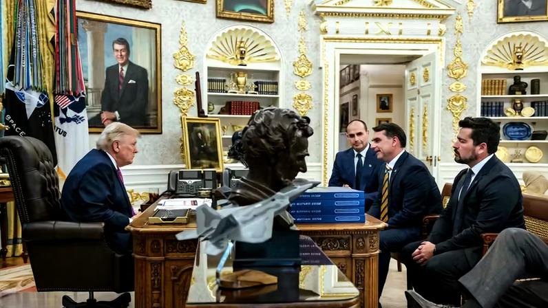 Encontro recente do senador Flávio Bolsonaro com o presidente Donald Trump, na Casa Branca; o ex-deputado Eduardo Bolsonaro (à dir. de Flávio) e o blogueiro Paulo Figueiredo participaram — Foto: Reprodução/Truth Social - Donald Trump