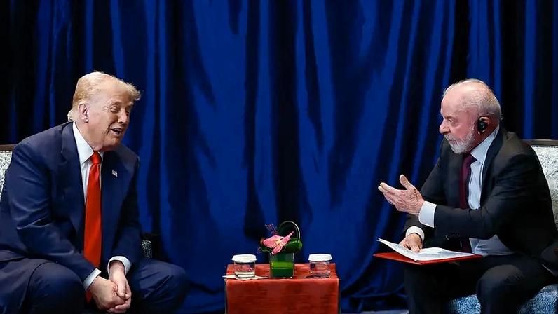 Presidente da República, Luiz Inácio Lula da Silva, durante Encontro com o Presidente dos Estados Unidos, Donald Trump, durante o 47ª Cúpula da Associação de Nações do Sudeste Asiático - ASEAN em Kuala Lampur, Malásia | Foto: Ricardo Stuckert / PR