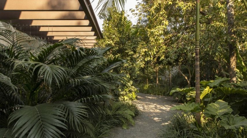 É possível desfrutar de um jardim impecável com o mínimo de esforço. O segredo está em escolhas inteligentes e integradas, feitas desde o início do projeto