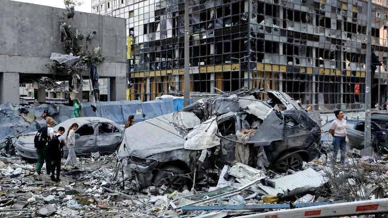 Destruição em Kiev, capital da Ucrânia, após os ataques desta segunda-feira (6) (Foto: SERGEY DOLZHENKO/EFE/EPA)