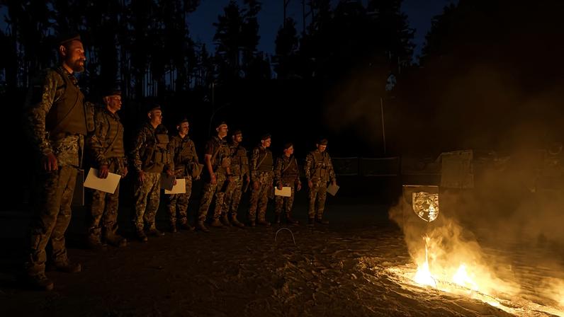 Militares ucranianos participam da cerimônia de conclusão de um curso de liderança na base da 15ª Brigada Mecanizada Independente do 10º Corpo de Exército, em Kharkiv, em maio (Foto: SERGEY KOZLOV/EFE/EPA)