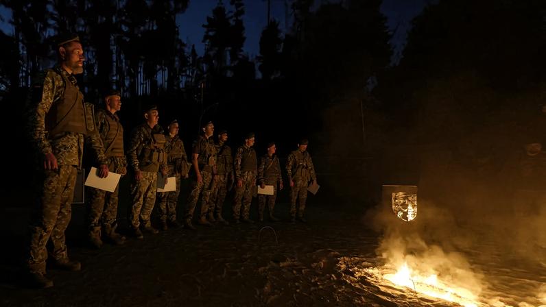 Militares ucranianos participam da cerimônia de conclusão de um curso de liderança na base da 15ª Brigada Mecanizada Independente do 10º Corpo de Exército, em Kharkiv, em maio (Foto: SERGEY KOZLOV/EFE/EPA)