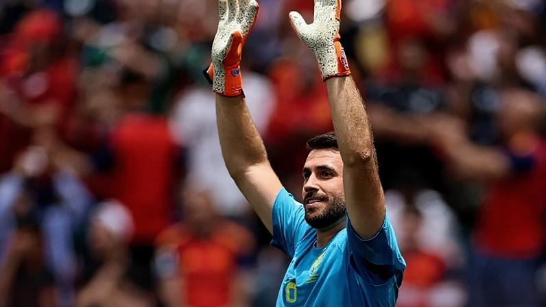Unai Simón, goleiro da Espanha, comemora vitória contra a Áustria na Copa do Mundo