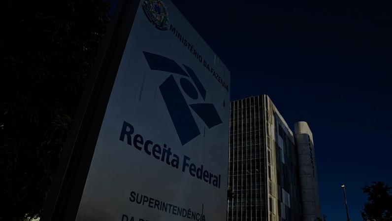 Placa com a logo e nome da Receita Federal