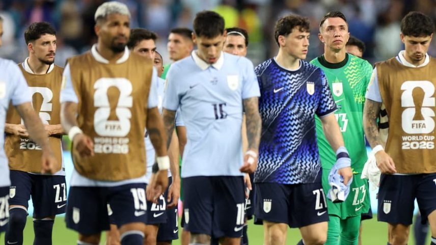 Cabisbaixos, jogadores do Uruguai deixam o campo após o empate com Cabo Verde na Copa do Mundo de 2026 (Foto: PATRICIA DE MELO MOREIRA / AFP)