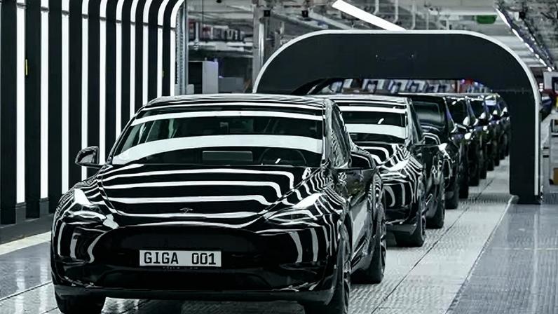 Veículos Model Y em fábrica da Tesla em Gruenheide, na Alemanha