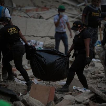 Agentes chavistas roubam dinheiro entre escombros, revoltam moradores