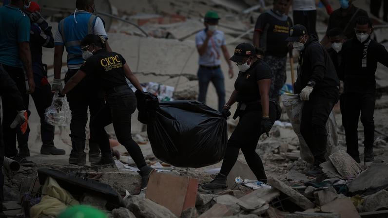 Funcionários do Corpo de Investigações Científicas, Penais e Criminalísticas (Cicpc) atuando em La Guaira, região mais afetada pelos terremotos na Venezuela. (Foto: Ronald Peña R/EFE)