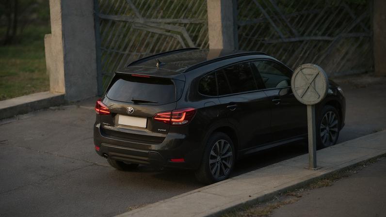 Estudante de Medicina invadiu casa com seu carro e matou idoso em Porto Velho. (Foto: ChatGPT sobre imagem de câmeras de segurança)