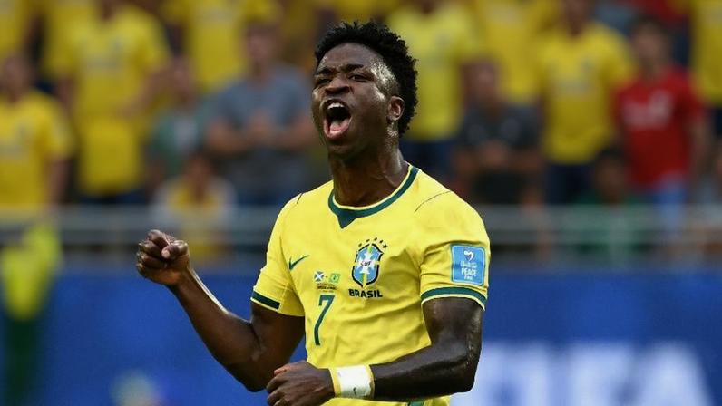 Vini Jr comemora gol do Brasil sobre a Escócia em duelo da Copa do Mundo