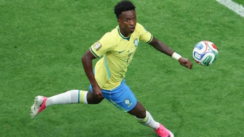 Vini Jr, da seleção brasileira, em jogo contra o Japão pela Copa do Mundo