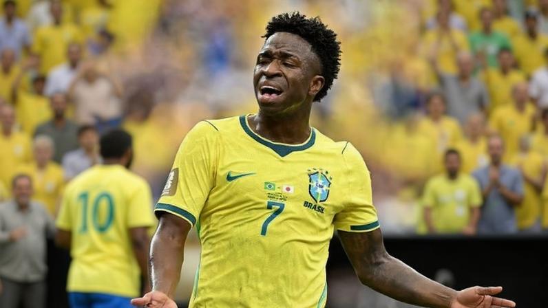 Vini Jr. durante o primeiro tempo de Brasil x Japão, pela 2ª fase da Copa do Mundo
