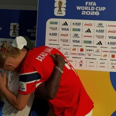 Vini Jr. interrompe entrevista e cumprimenta Haaland com abraço