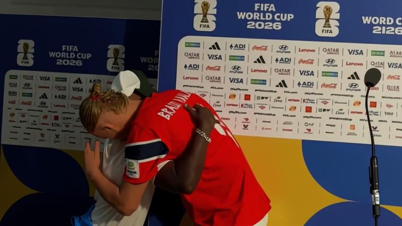 Vini Jr. interrompe entrevista e dá um abraço em Haaland — Foto: Reprodução