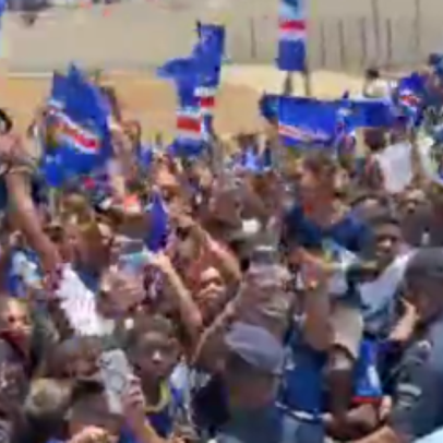 Jogadores de Cabo Verde são recebidos com festa e desfilam de carro aberto