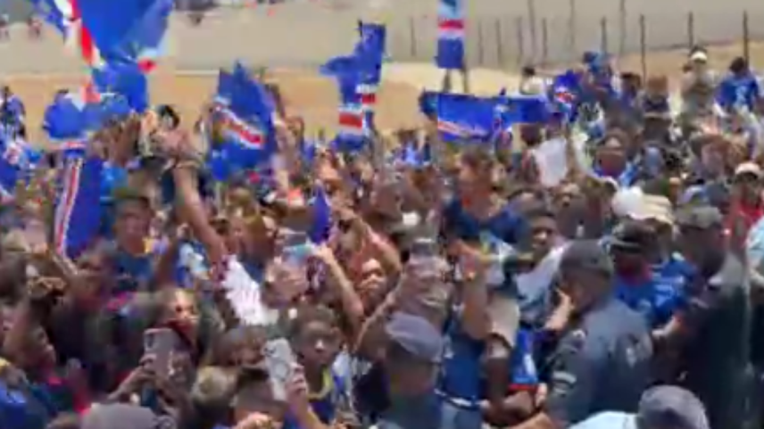 Torcedores participam de carreata com a seleção de Cabo Verde
