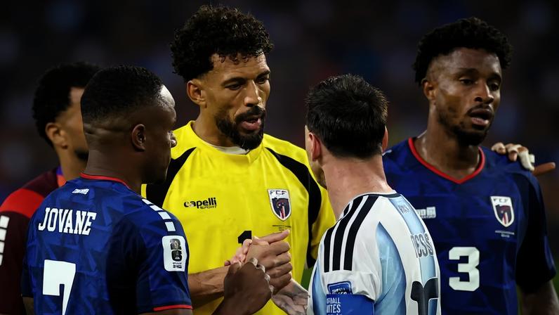 Vozinha, goleiro de Cabo Verde, cumprimenta Messi — Foto: REUTERS/Amanda Perobelli