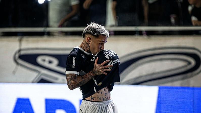 Diego Hernandez comemora terceiro gol de falta marcado por ele no Remo durante à Série B — Foto: Samara Miranda / Ascom Remo
