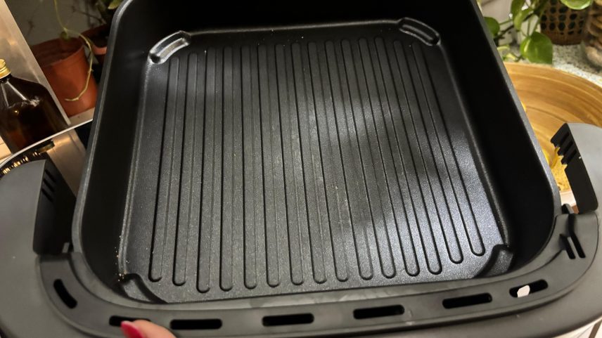 Entenda se o cesto antiaderente da sua air fryer tem a capacidade de deixar você doente — Foto: Leonor Militão / TechTudo