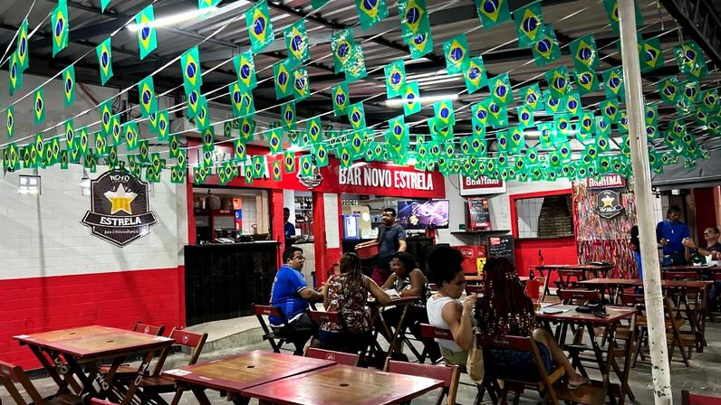 Funcionários trabalham na startup GetNinjas, que enfeitou o ambiente de trabalho para os jogos da Copa do Mundo — Foto: Marcelo Brandt/G1
