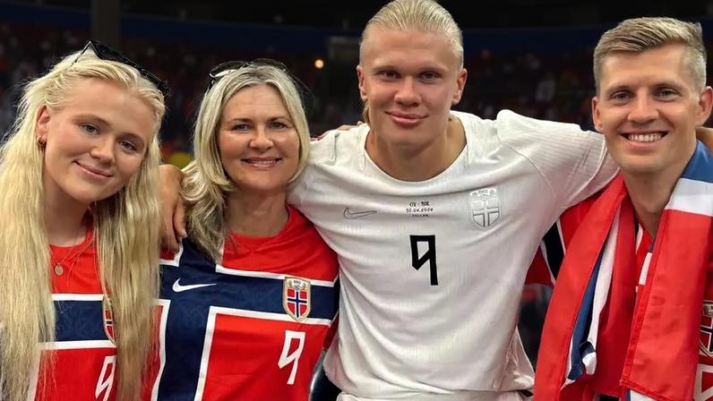 Da esquerda para direira, irmã do meio Gabrielle Braut Haaland, 28 anos, Gry Marita Braut, mãe, Erling Haaland, 25, e Astor Haaland, 31