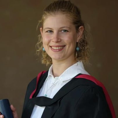 Lady Louise conclui graduação em St. Andrews e segue passos de William e Kate