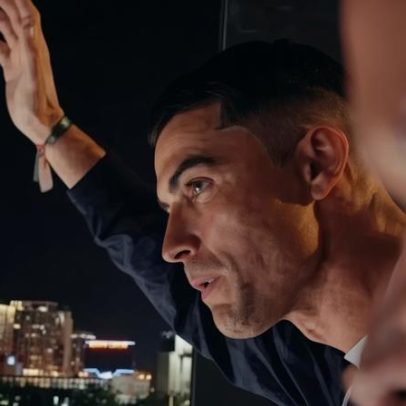 Cristiano Ronaldo aparece em sacada após classificação e anima torcedores