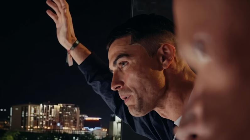 Cristiano Ronaldo aparece em sacada e faz a festa de torcedores — Foto: Reprodução