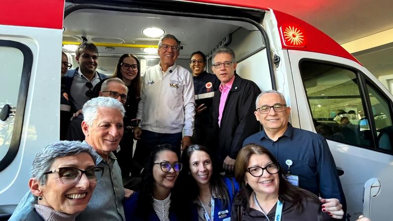 Ministro da Saúde, Padilha entrega ambulância 5G em BH