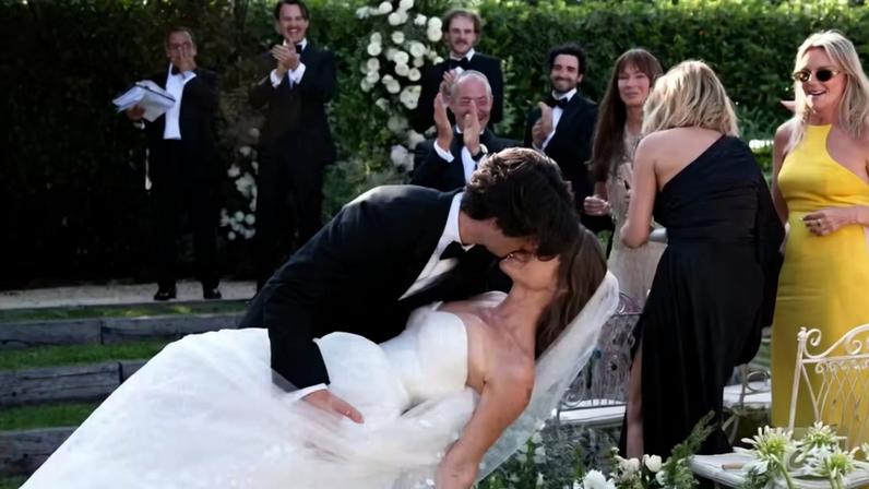 O casamento de Dylan Jagger Lee e Paula Bruss foi realizado em um jardim secreto de flores silvestres em Saint-Tropez — Foto: Thierry Joubert