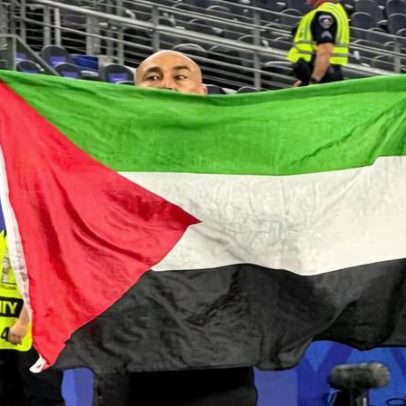 Técnico egípcio exibe bandeira da Palestina após classificação na Copa